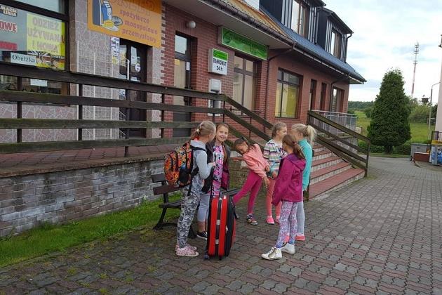 Dzieci stojące przed budynkiem na kolonii językowej w Karpaczu.