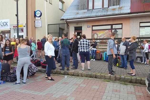 Uczestnicy kolonii językowej w Karpaczu z bagażami przed budynkiem.