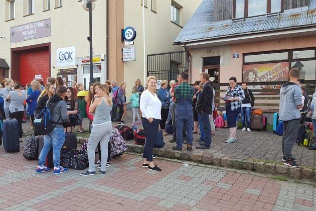 Uczestnicy kolonii językowej w Karpaczu z bagażami przed budynkiem.