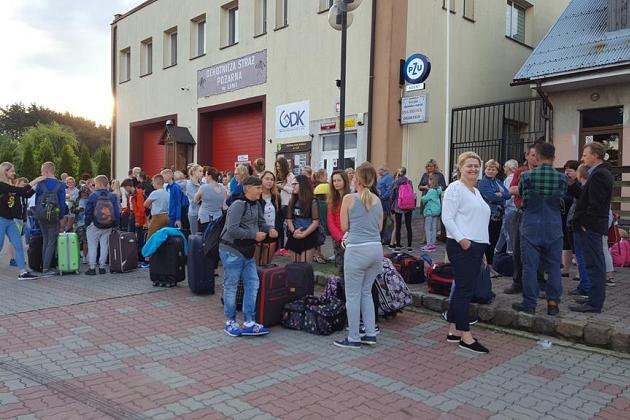 Uczestnicy kolonii językowej w Karpaczu z bagażami, gotowi na naukę i przygodę.