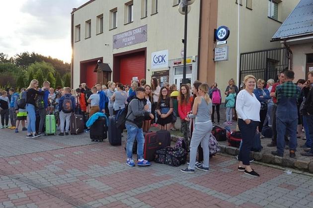 Uczestnicy kolonii językowej w Karpaczu stojący przed budynkiem z bagażami.