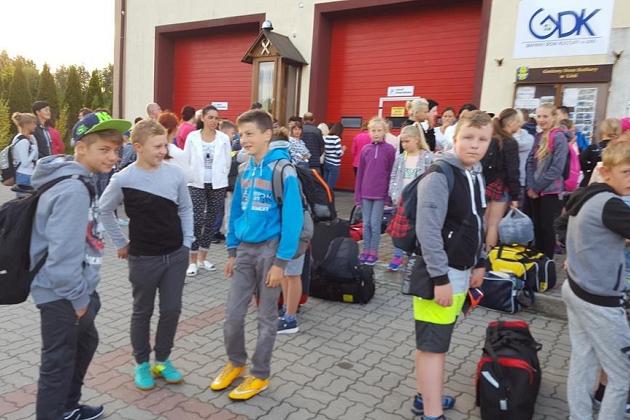 Uczestnicy letniej kolonii językowej w Karpaczu przed budynkiem.