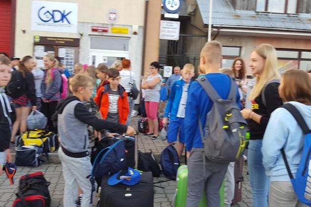 Uczestnicy kolonii językowej w Karpaczu z plecakami gotowi do przygody.