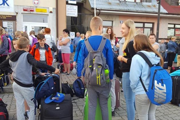Uczestnicy kolonii językowej z plecakami i bagażami w Karpaczu.