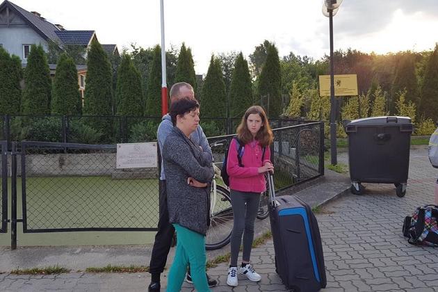 Grupa dzieci z walizkami, gotowych na kolonię językową w Karpaczu.