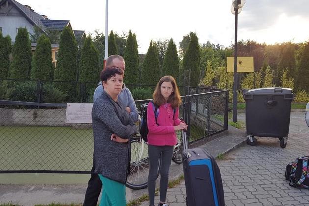 Młodzi uczestnicy kolonii letniej z bagażami stoją przed budynkiem w Karpaczu.