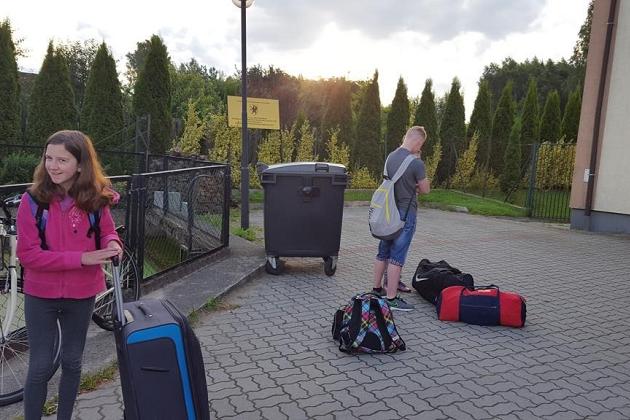 Młodzież z bagażami przybywa do ośrodka w Karpaczu na językową kolonię.