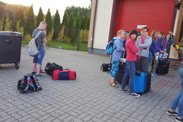 Dzieci z walizkami na koloni językowej w Karpaczu.