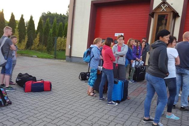 Grupa młodzieży z bagażami przybywa na kolonię językową w Karpaczu.