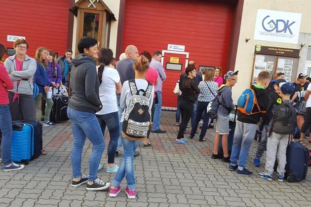 Młodzież z walizkami na zbiórce przed kolonią językową w Karpaczu.