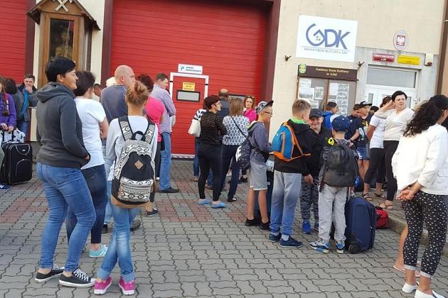 Koloniści z bagażami czekają na wyjazd do Karpacza.