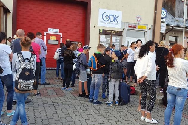 Młodzież z bagażami gromadząca się na kolonii językowej.