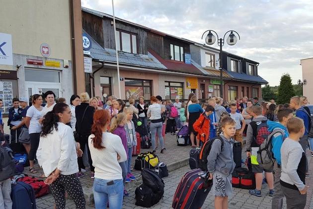 Przyjazd uczestników letniej kolonii językowej w Karpaczu.