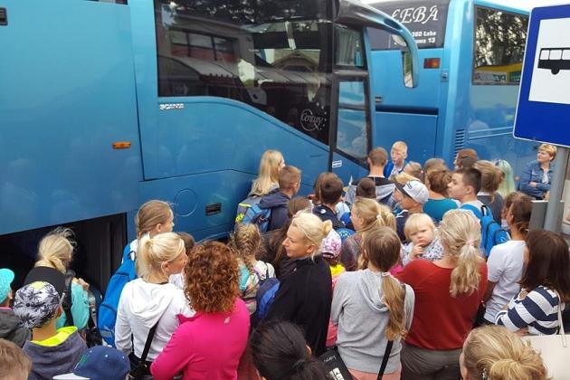 Dzieci i młodzież zgromadzeni na zajęciach podczas kolonii językowej w Karpaczu.