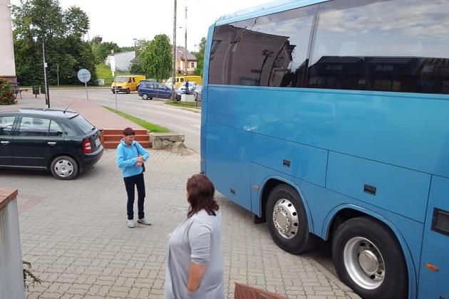 Odjazd na kolonię: niebieski autokar czeka na uczestników.