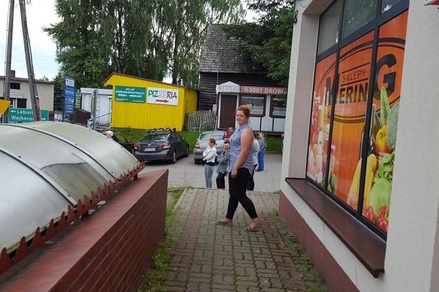 Młodzież spaceruje obok kolorowego budynku podczas letniej kolonii w Karpaczu.