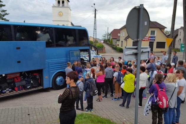 Koloniści wsiadają do autokaru przed wyjazdem na językową kolonię letnią.
