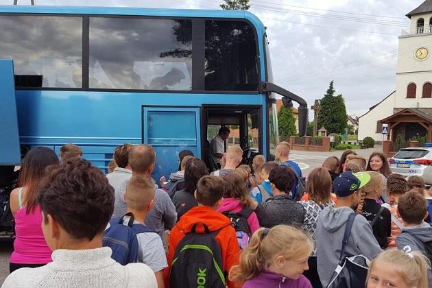 Wyjazd na kolonię do Karpacza, grupa przy autokarze obok kościoła.