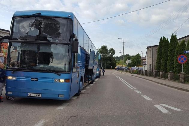 Niebieski autokar oczekuje na uczestników kolonii językowej w Karpaczu.