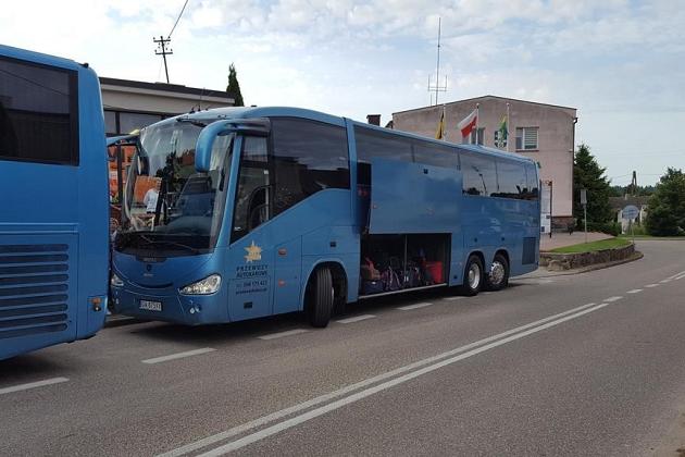 Niebieskie autokary czekające na uczestników kolonii w Karpaczu.