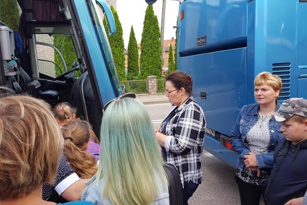 Uczestnicy kolonii językowej w Karpaczu zbierają się przy autokarze.