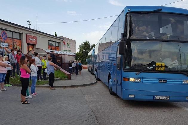 Błękitny piętrowy autokar czeka na grupę uczestników kolonii w Karpaczu.