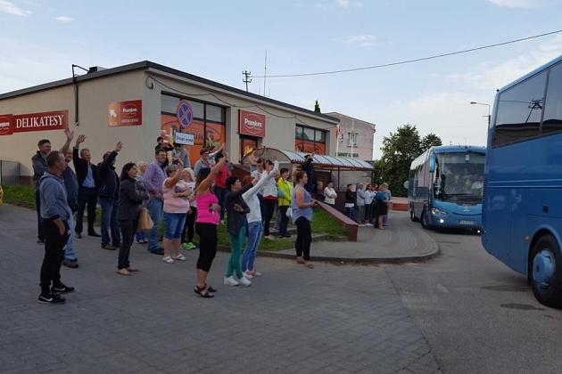 Uczestnicy kolonii językowej gromadzą się przed odjazdem autokarem.