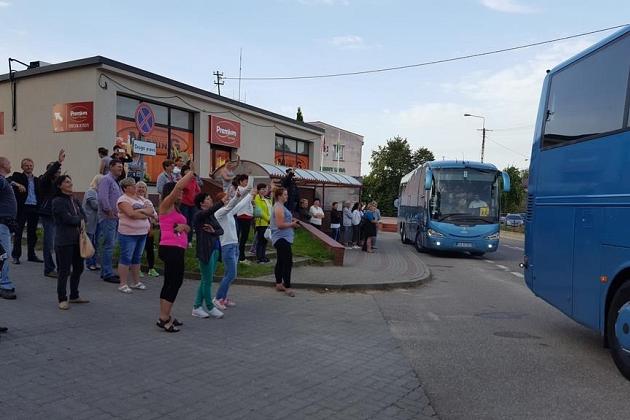 Uczestnicy kolonii językowej zbierają się przy autobusach na wyjazd do Karpacza.