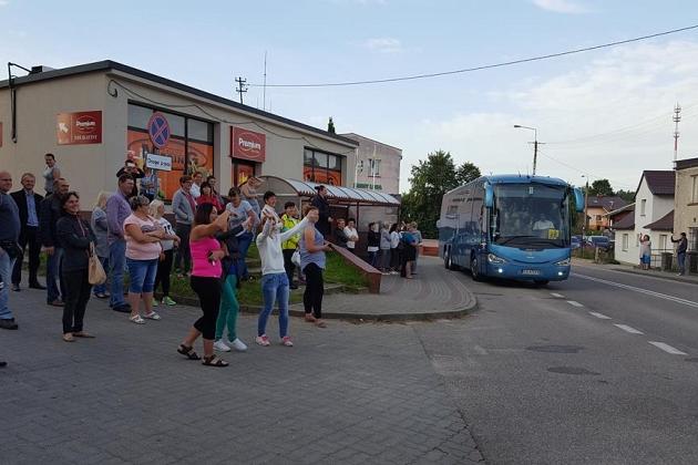Grupa dzieci i młodzieży przy autobusie, gotowa na wyjazd na kolonię do Karpacza.
