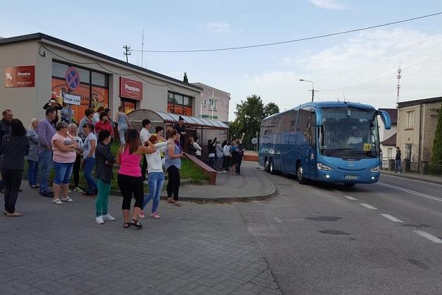 Grupa młodych ludzi i autokar przed wyjazdem na językową kolonię do Karpacza.