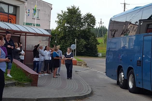 Uczestnicy obozu językowego w Karpaczu przy autokarze pod budynkiem.