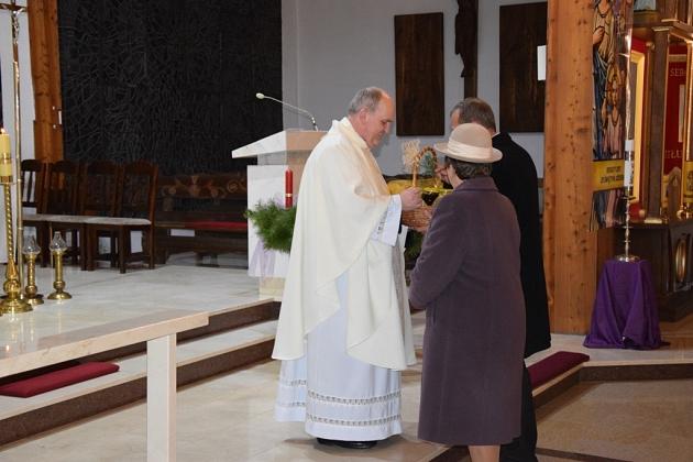 Ksiądz podczas spotkania pszczelarzy błogosławi wiernych.