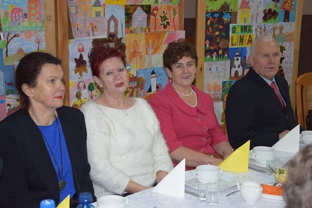Członkowie koła pszczelarzy podczas świątecznego spotkania.
