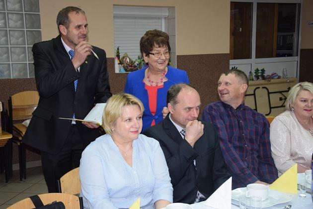 Uczestnicy świątecznego spotkania Gminnego Koła Pszczelarzy w trakcie przemówienia.