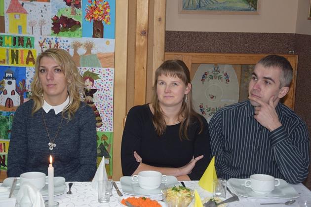 Troje uczestników świątecznego spotkania Gminnego Koła Pszczelarzy.