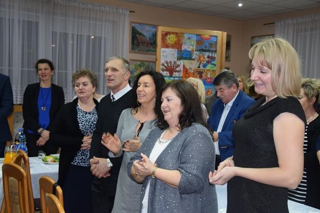 Grupa ludzi na świątecznym spotkaniu Gminnego Koła Pszczelarzy.