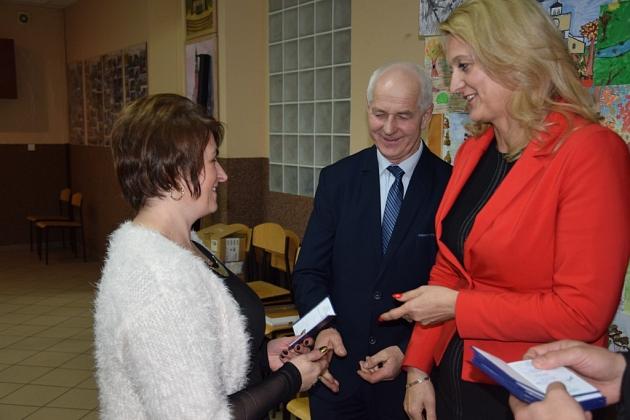Trzy osoby na świątecznym spotkaniu Koła Pszczelarzy.