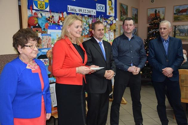 Uczestnicy świątecznego spotkania Gminnego Koła Pszczelarzy słuchają przemówienia.
