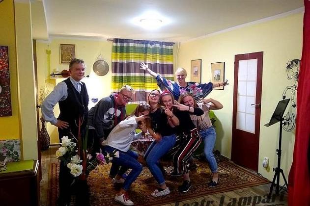 Artyści teatru ProstoLinijny pozują do dynamicznej sceny w nowej odsłonie.