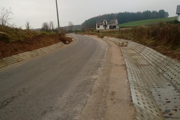 Przebudowa nawierzchni drogi gminnej –ul. Długiej w miejscowości Pobłocie
