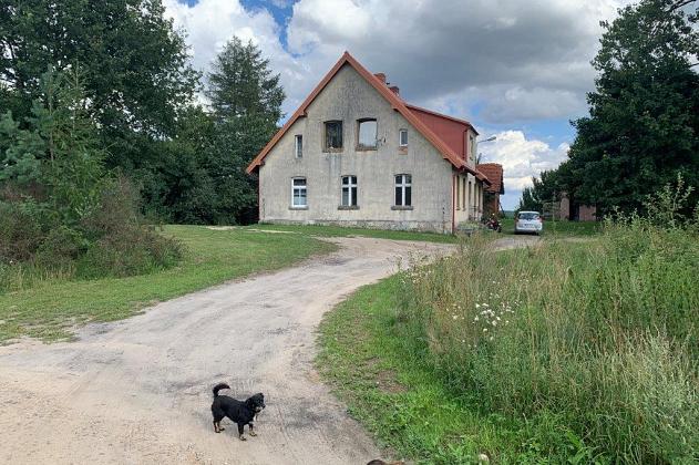 Na sprzedaż budynek starej szkoły w Miłoszewie. Przetarg nieograniczony.