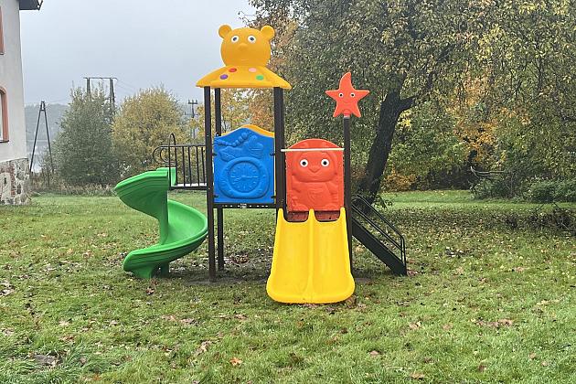 W Strzepczu  wzbogacono plac zabaw!