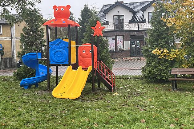 W Strzepczu  wzbogacono plac zabaw!
