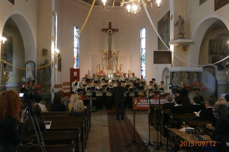 Chór śpiewa podczas festiwalu pieśni religijnej w kościele