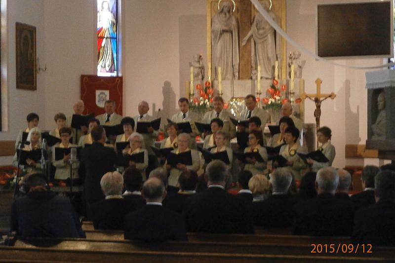 Chór śpiewa pieśni religijne w kościele podczas Festiwalu Pater Noster.